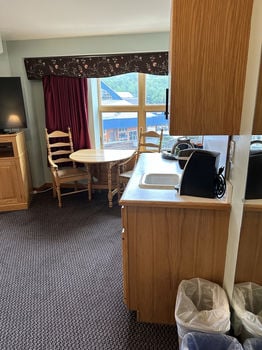 Junior suite/ hotel room wet bar + mountain view