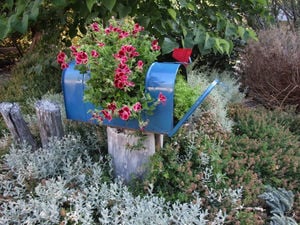 hometalk-mailbox-planter