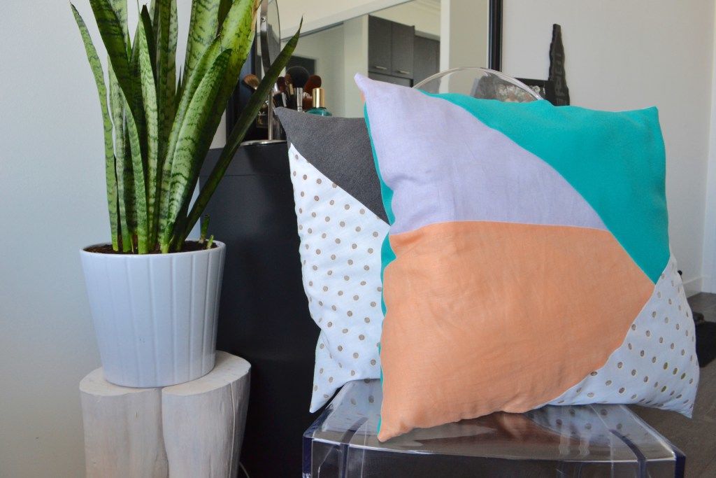 scrap-fabric-to-geometric-pillows-angean