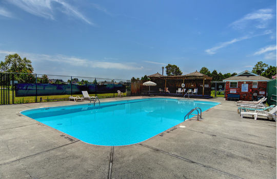 Brittany Lakes - Swimming Pool