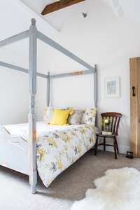 Real Homes - Shabby Chic Four-Poster Cottage Bed
