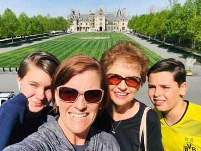 Melanie, Mom, and Kids in front of Biltmore Estate