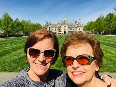 Melanie and Mom in front of Biltmore Estate
