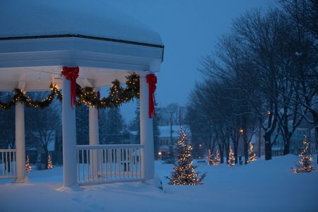 Bethel Town Common decorated for Christmas