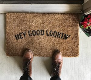 Doormat that says "Hey Good Lookin"