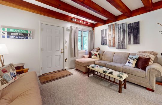 11-web-or-mls-24-Cherry-Ln-Living-Room
